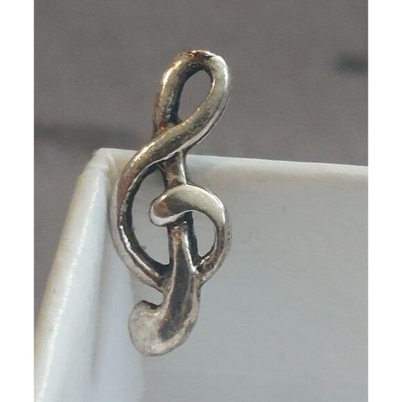 Sterling silver treble clef stud earrings - Picture 5 of 8